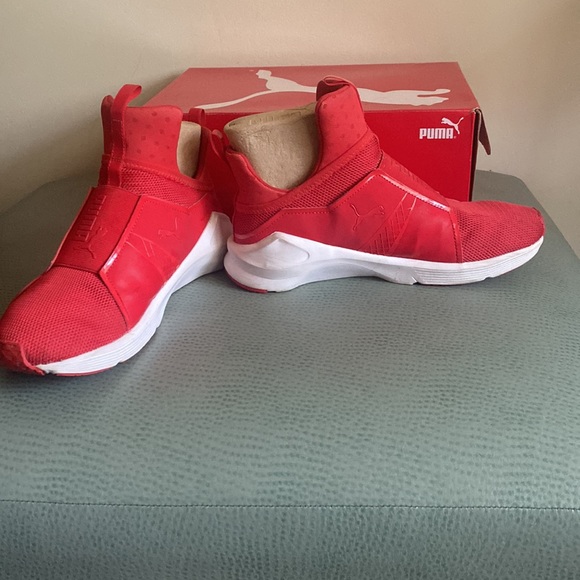 Women’s fierce core pumas. Size 8.5. Minimal wear, great for working out! - Picture 3 of 4